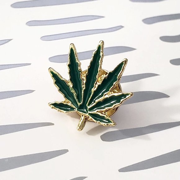 Green Plant Pin Badge Brooch - Picture 1 of 3